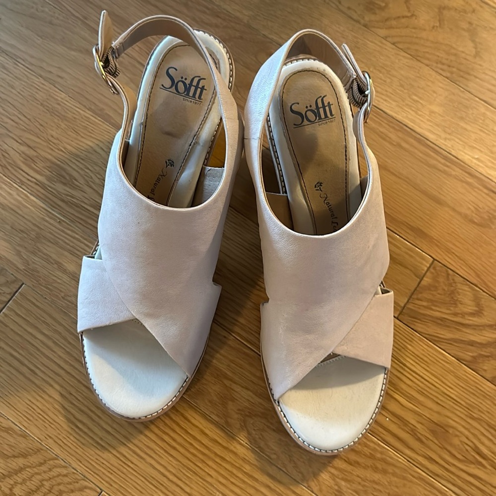 Size 11 tan Sofft sandals